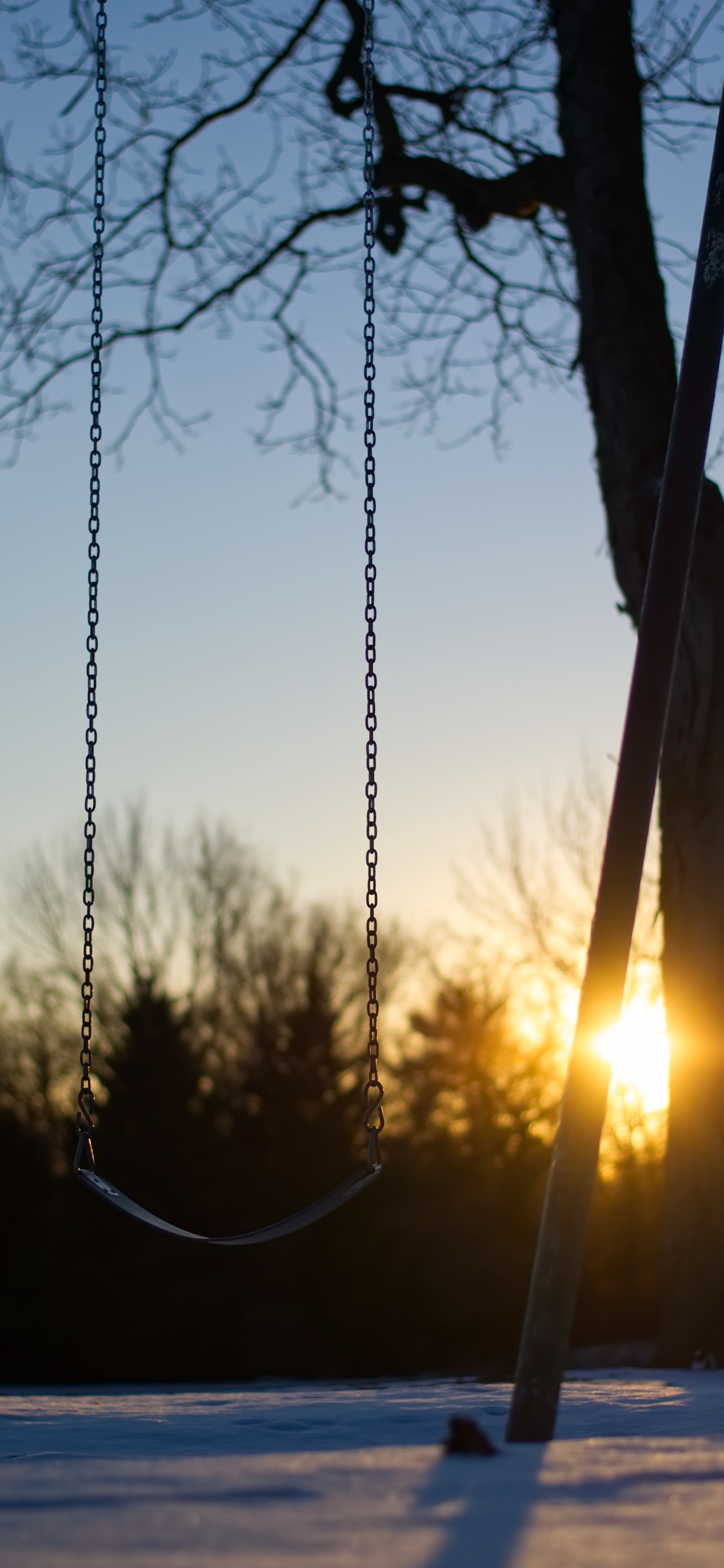 Braune Holzschaukel Bei Sonnenuntergang. Wallpaper in 1242x2688 Resolution
