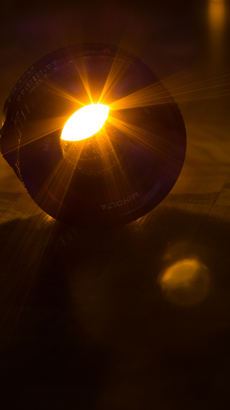 Schwarz-weiße Kugel Auf Braunem Holztisch. Wallpaper in 750x1334 Resolution