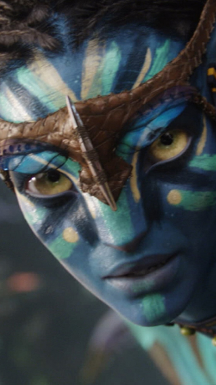 Femme Avec de la Peinture Pour le Visage Bleu et Vert. Wallpaper in 750x1334 Resolution