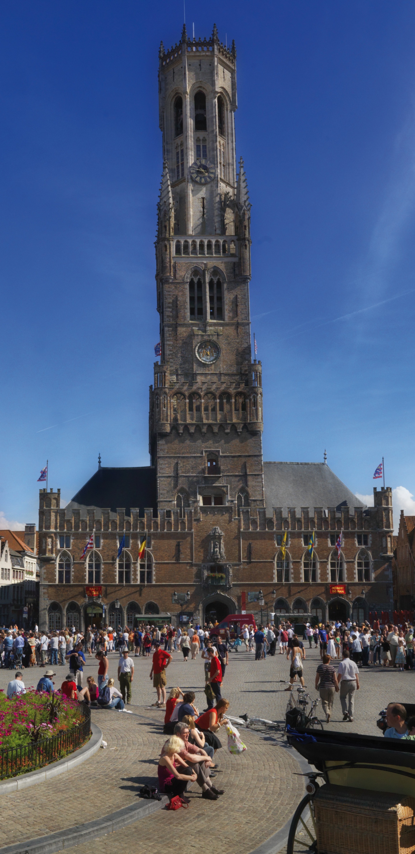 Personnes Marchant Dans la Rue Près D'un Bâtiment en Béton Gris Pendant la Journée. Wallpaper in 1440x2960 Resolution