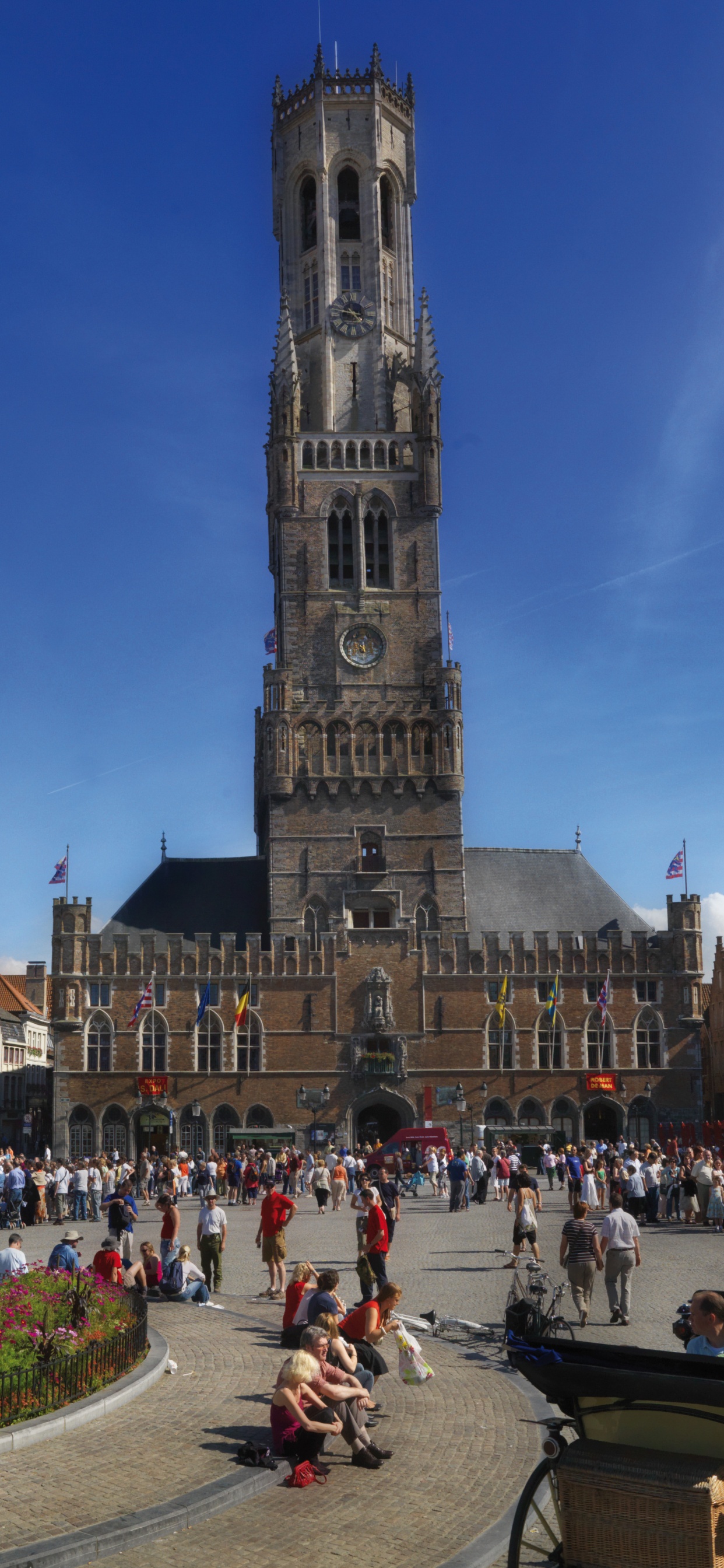 La Gente Caminando en la Calle Cerca Del Edificio de Hormigón Gris Durante el Día. Wallpaper in 1242x2688 Resolution