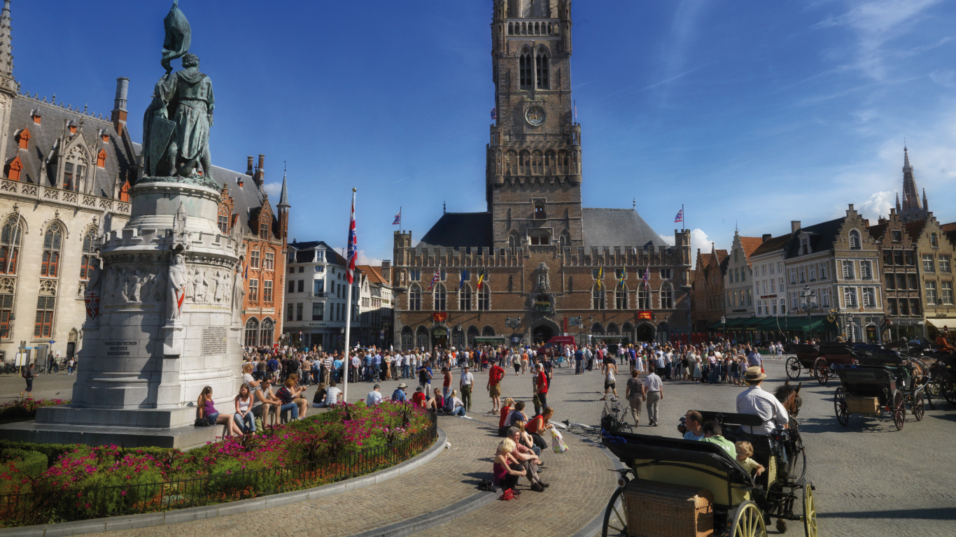 La Gente Caminando en la Calle Cerca Del Edificio de Hormigón Gris Durante el Día. Wallpaper in 1366x768 Resolution