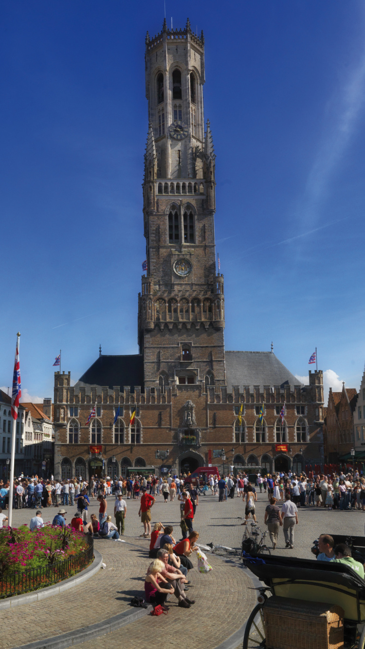 La Gente Caminando en la Calle Cerca Del Edificio de Hormigón Gris Durante el Día. Wallpaper in 750x1334 Resolution