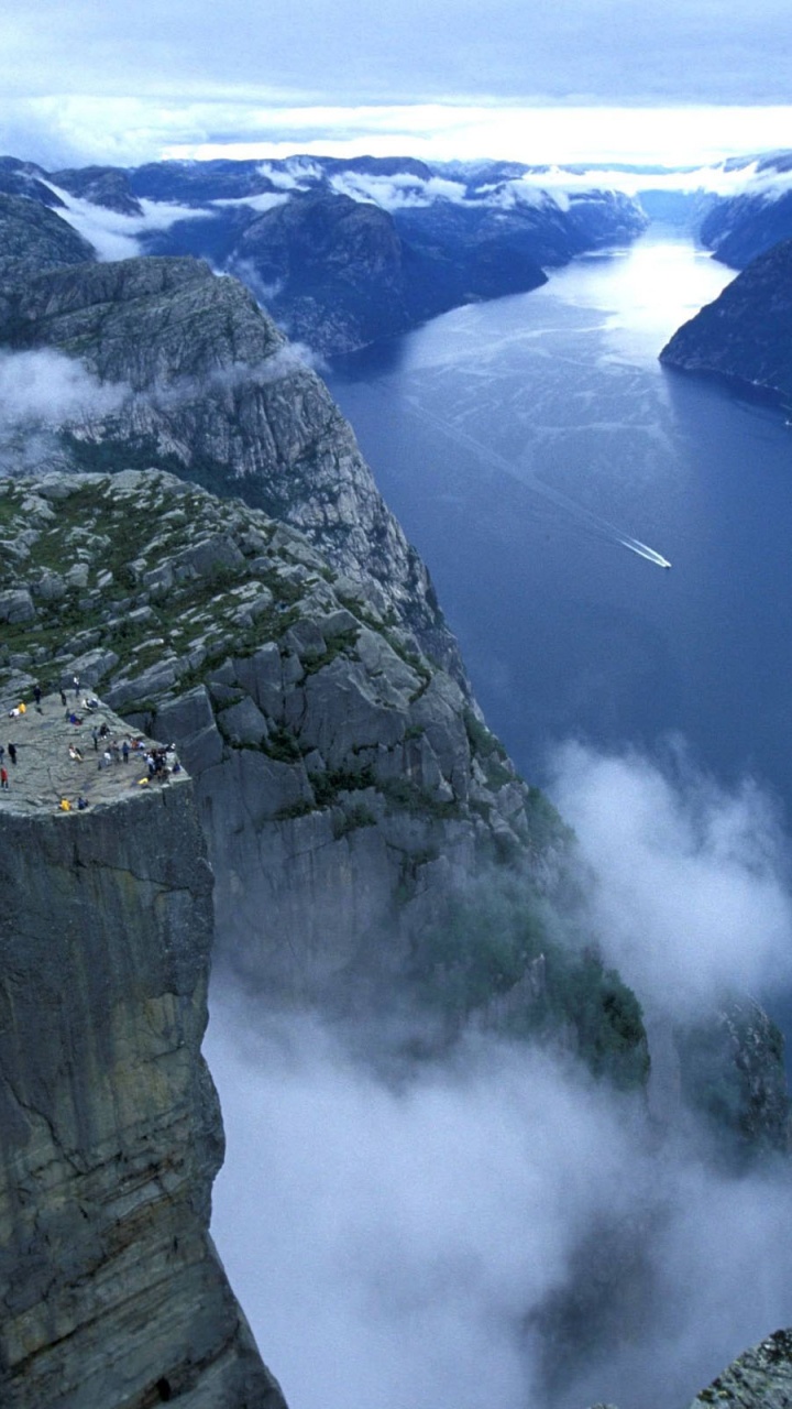 Luftaufnahme Von Grünen Bergen Und Weißen Wolken. Wallpaper in 720x1280 Resolution