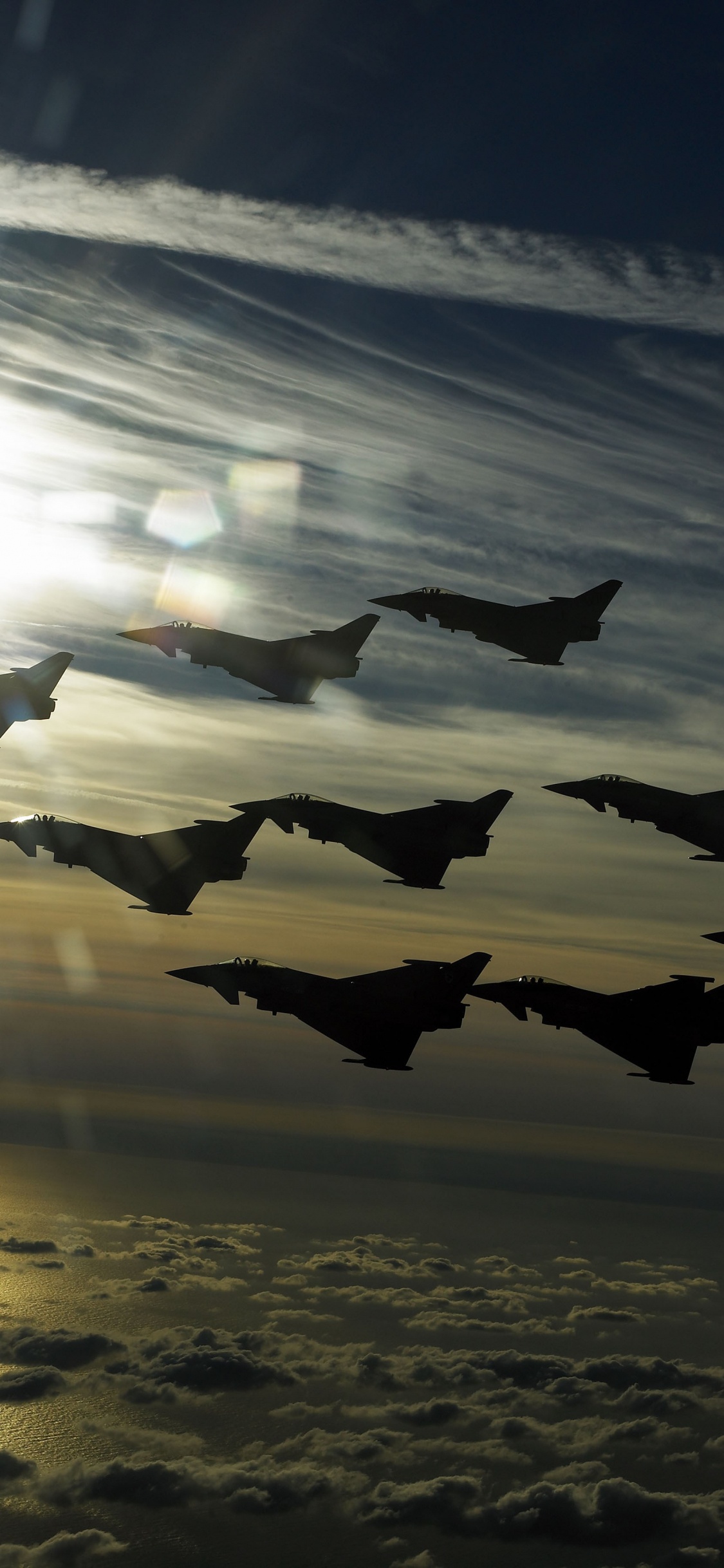 Silhouette Von Vögeln, Die Bei Sonnenuntergang Über Das Meer Fliegen Sea. Wallpaper in 1125x2436 Resolution