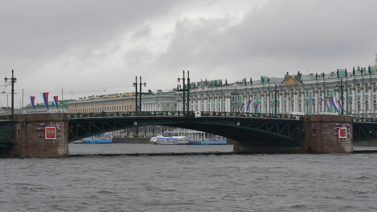 Pont Blanc et Marron Sous Des Nuages Blancs Pendant la Journée. Wallpaper in 1280x720 Resolution
