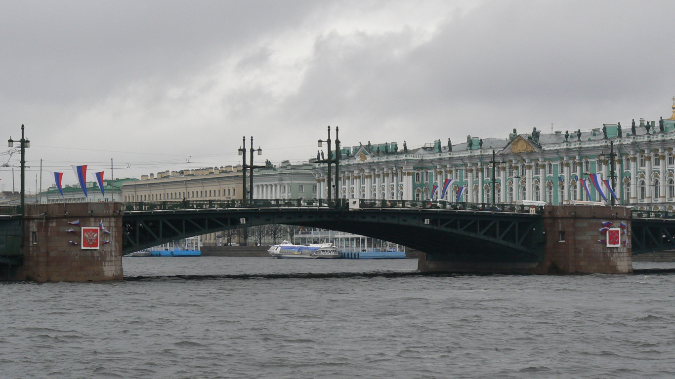 Pont Blanc et Marron Sous Des Nuages Blancs Pendant la Journée. Wallpaper in 1366x768 Resolution