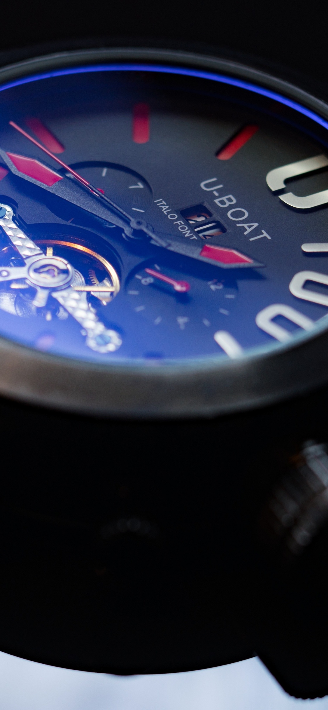 Black and Blue Round Analog Watch. Wallpaper in 1125x2436 Resolution