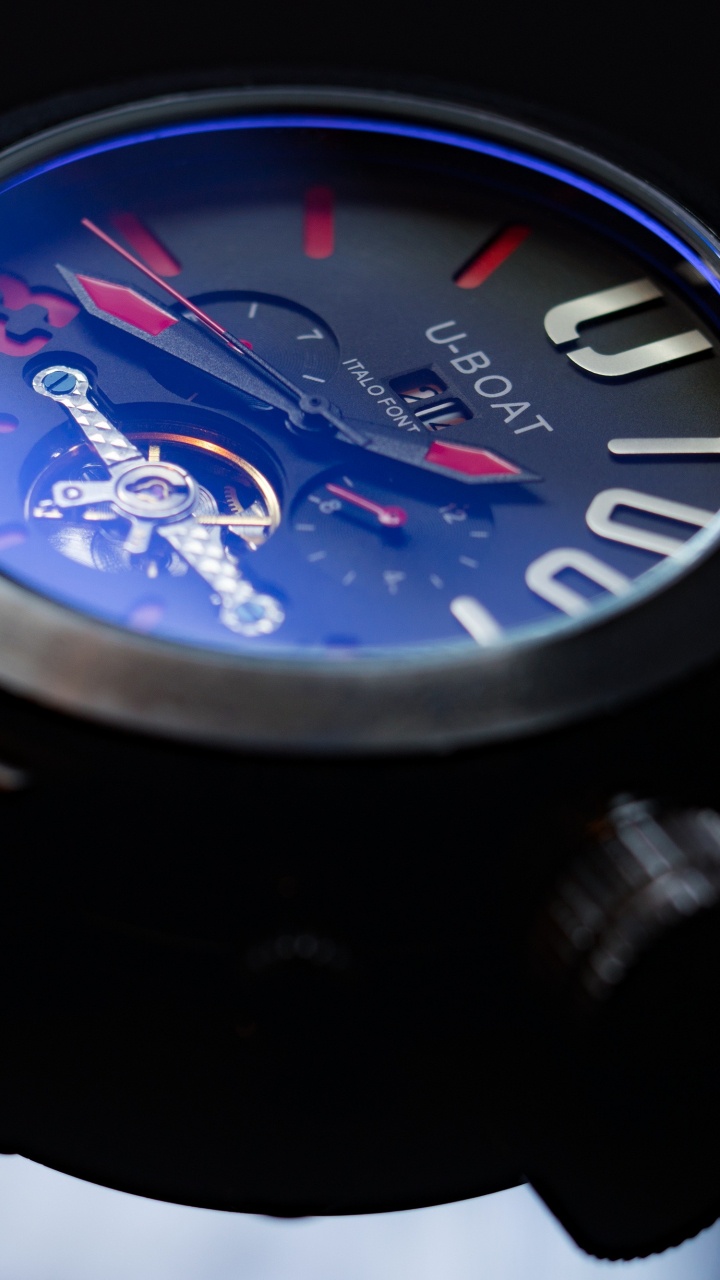 Black and Blue Round Analog Watch. Wallpaper in 720x1280 Resolution