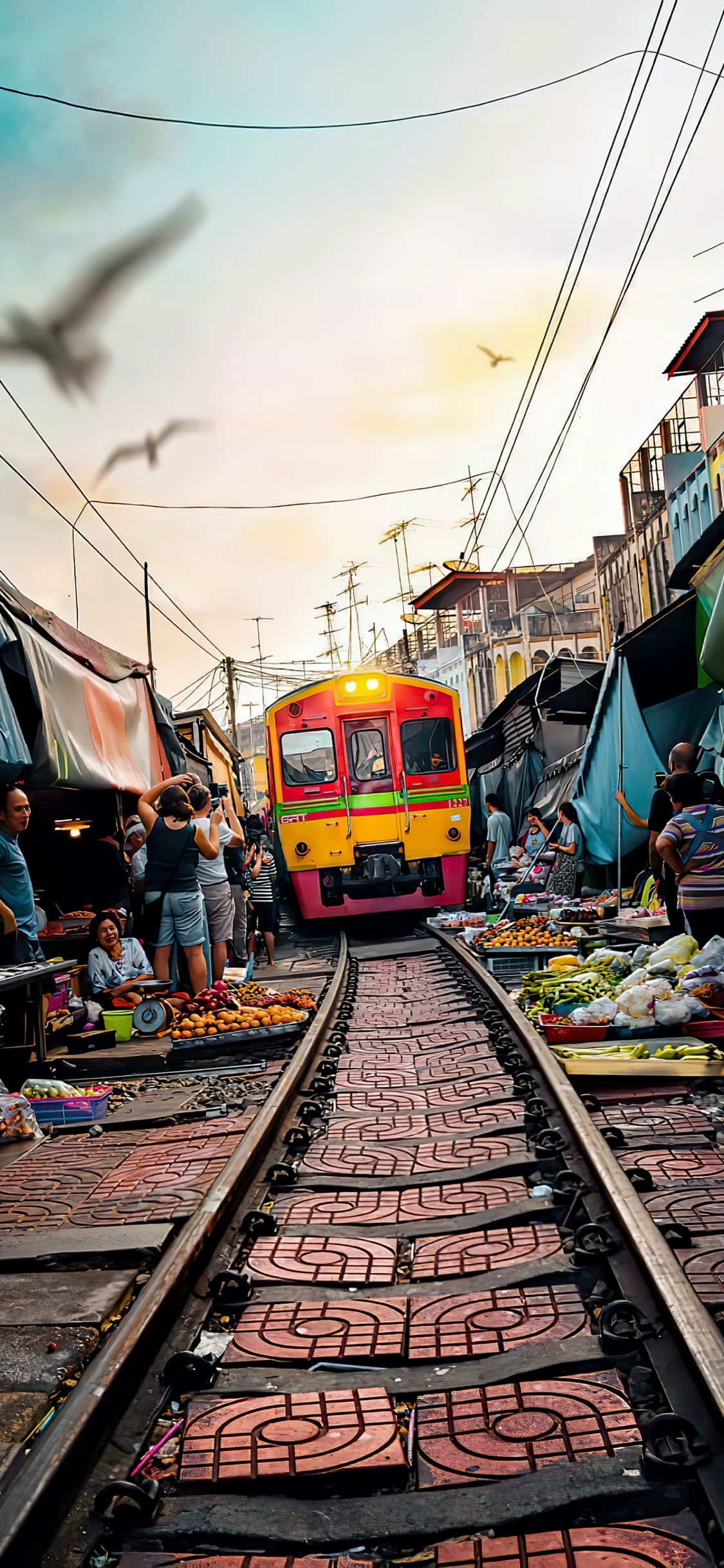 Maeklong-Eisenbahnmarkt, Talad Rom Hub, Zug, Klong Ist, Bangkok. Wallpaper in 1125x2436 Resolution