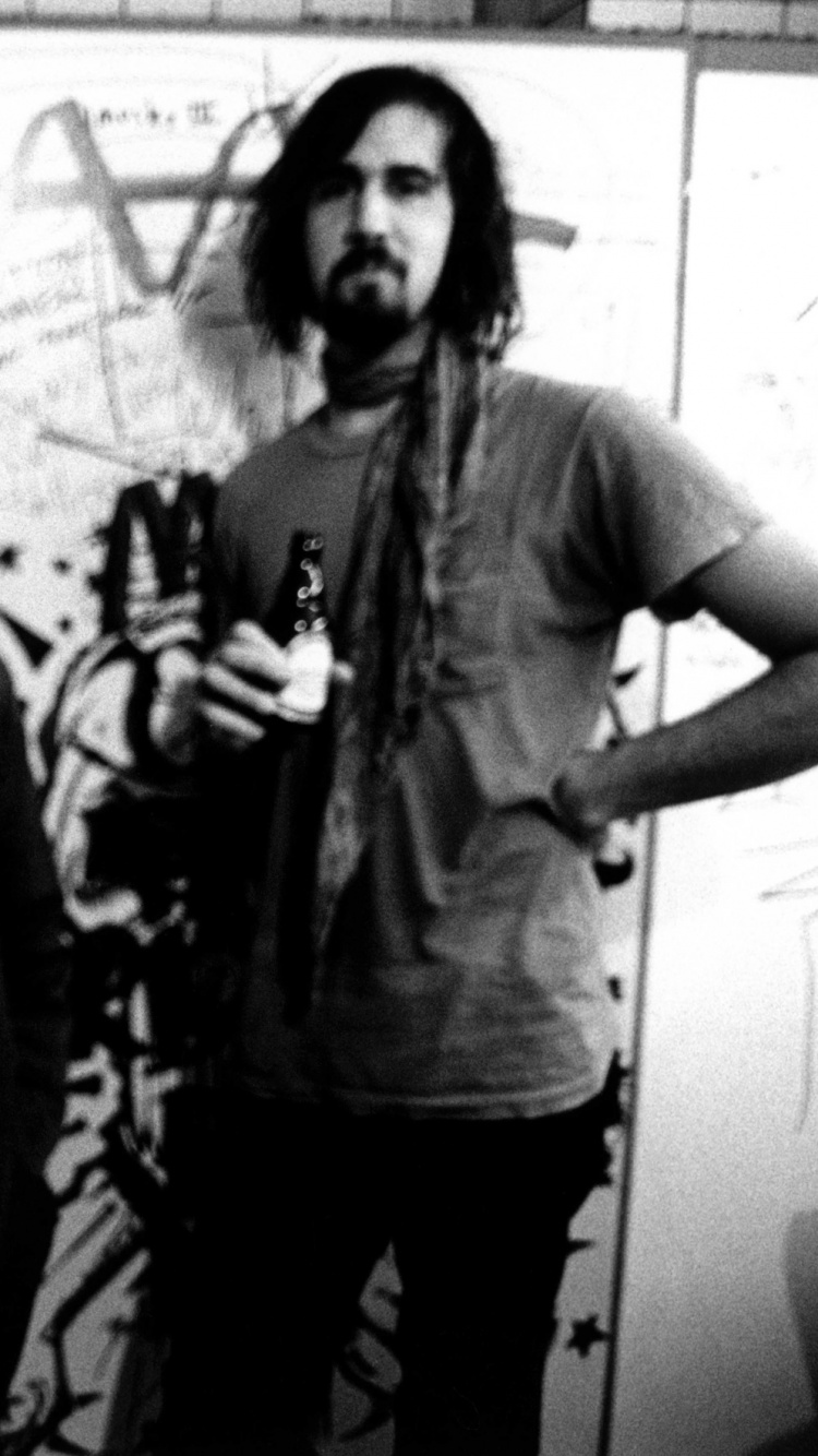 Dave Grohl, Nirvana, en Blanco y Negro, No Importa, El Rock and Roll Hall de la Fama. Wallpaper in 750x1334 Resolution