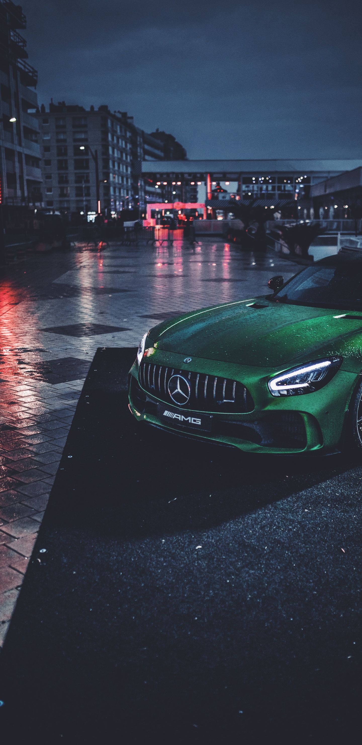Mercedes Benz Coupé Vert Sur Route Pendant la Nuit. Wallpaper in 1440x2960 Resolution