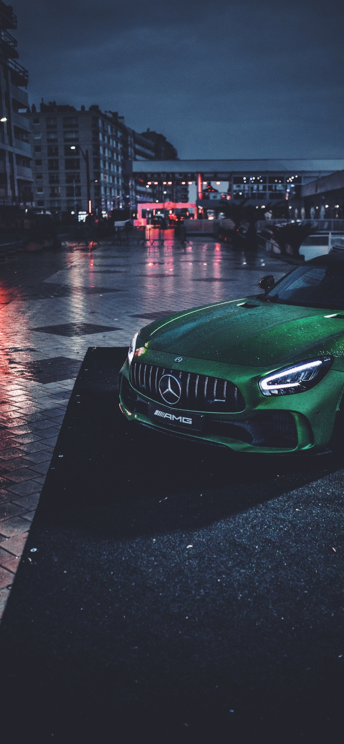 Mercedes Benz Coupe Verde en la Carretera Durante la Noche. Wallpaper in 1125x2436 Resolution