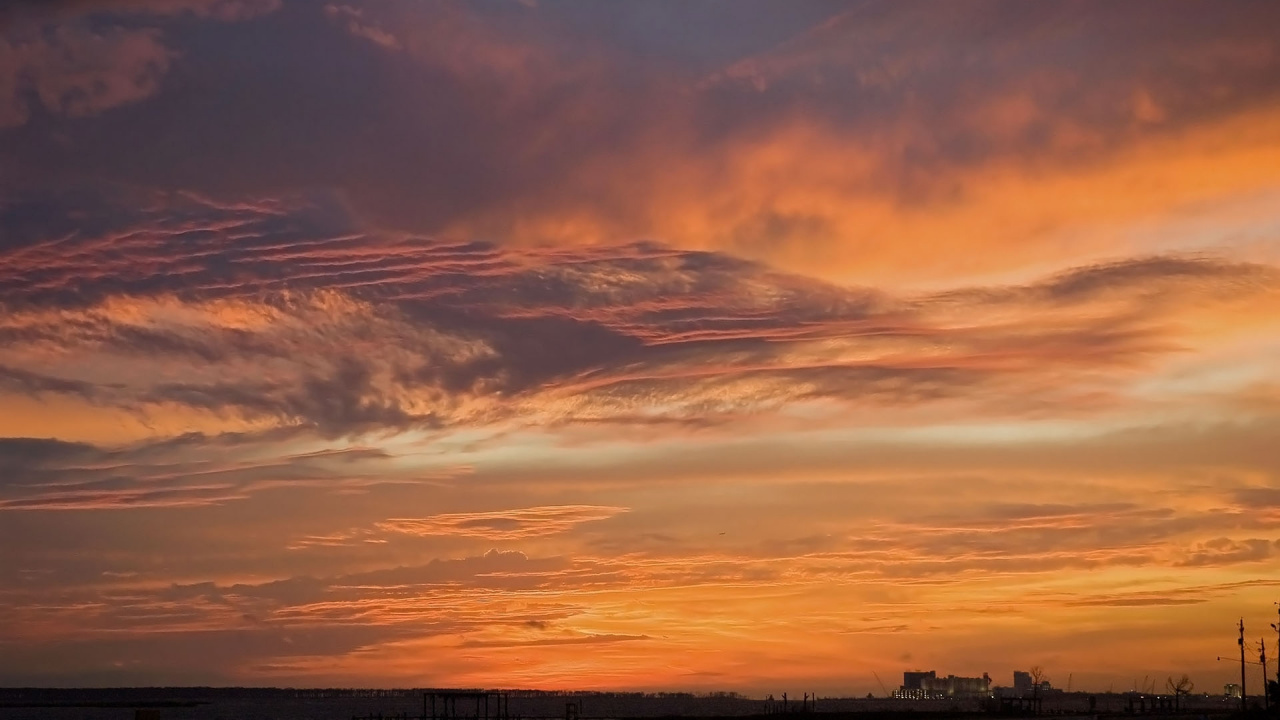 Silhouette of Buildings Under Orange and Gray Cloudy Sky During Sunset. Wallpaper in 1280x720 Resolution
