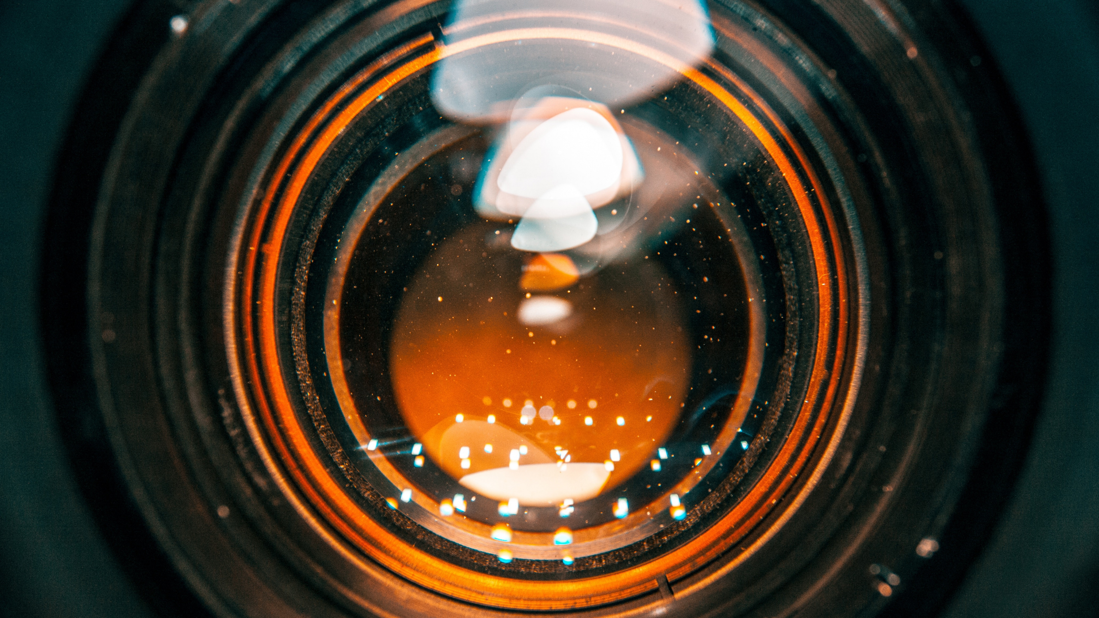 Bouteille en Verre Clair Avec Liquide Marron. Wallpaper in 3840x2160 Resolution