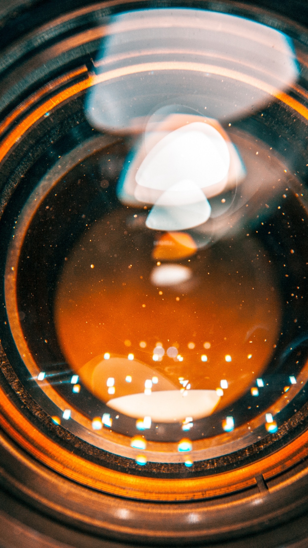 Klarglasflasche Mit Brauner Flüssigkeit. Wallpaper in 1080x1920 Resolution