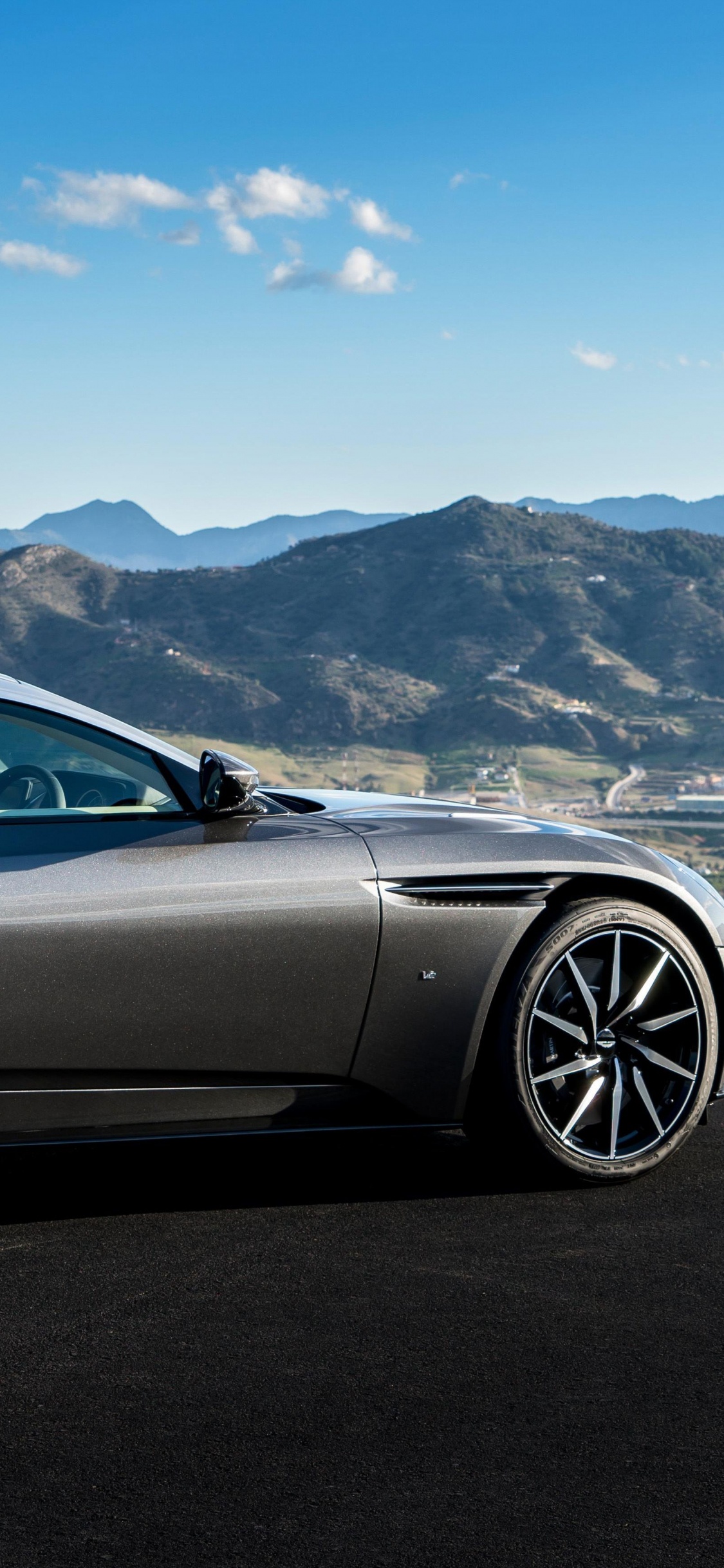 Coupe Negro Sobre Carretera de Asfalto Negro Durante el Día. Wallpaper in 1125x2436 Resolution