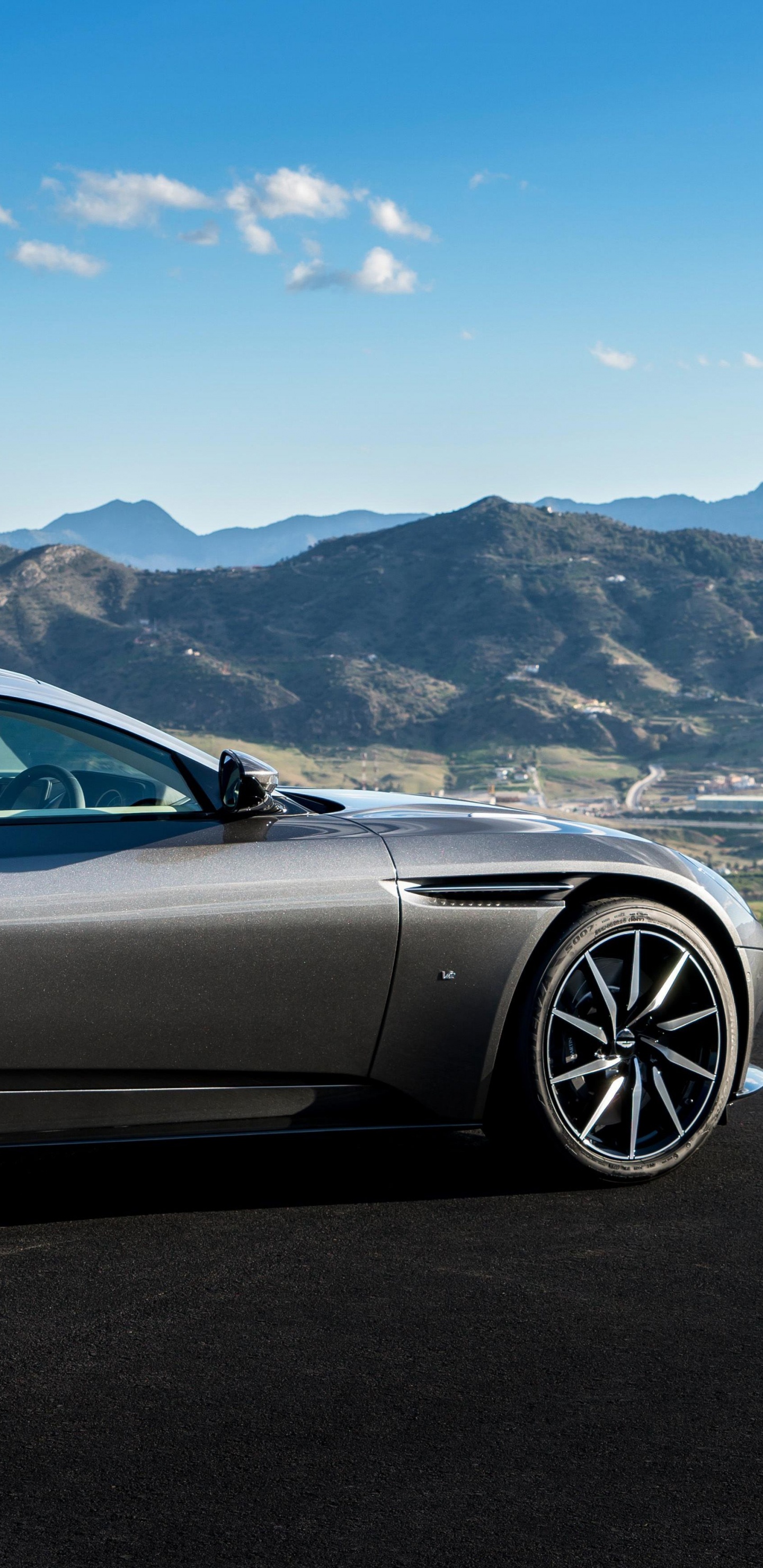 Coupe Negro Sobre Carretera de Asfalto Negro Durante el Día. Wallpaper in 1440x2960 Resolution