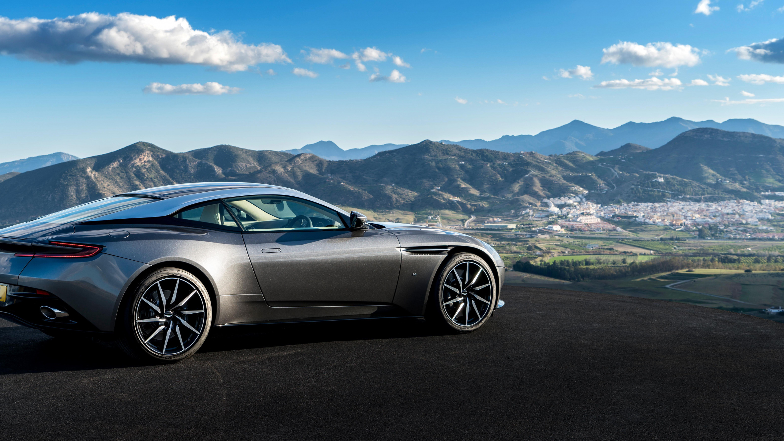 Coupe Negro Sobre Carretera de Asfalto Negro Durante el Día. Wallpaper in 2560x1440 Resolution