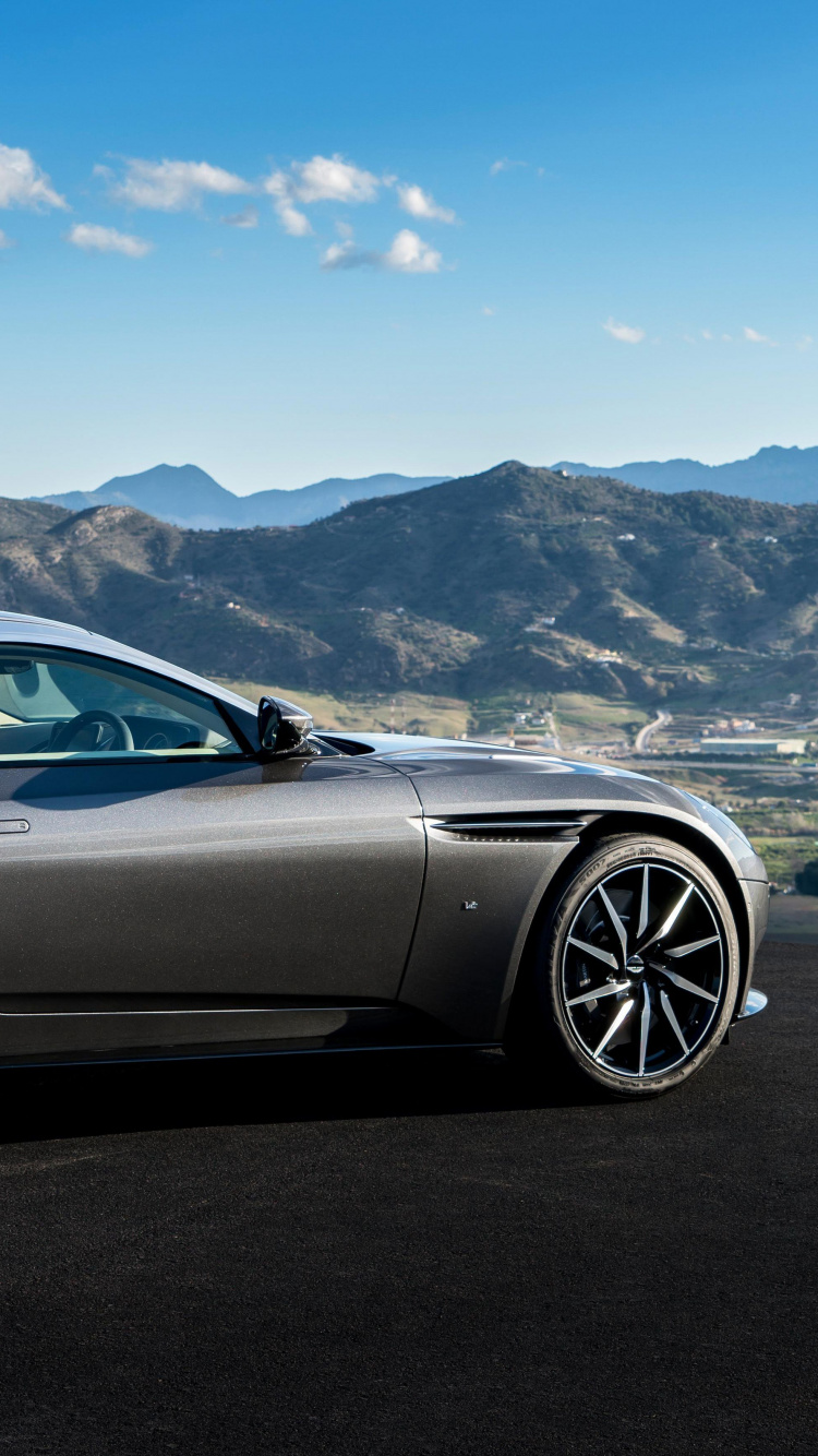 Coupe Negro Sobre Carretera de Asfalto Negro Durante el Día. Wallpaper in 750x1334 Resolution