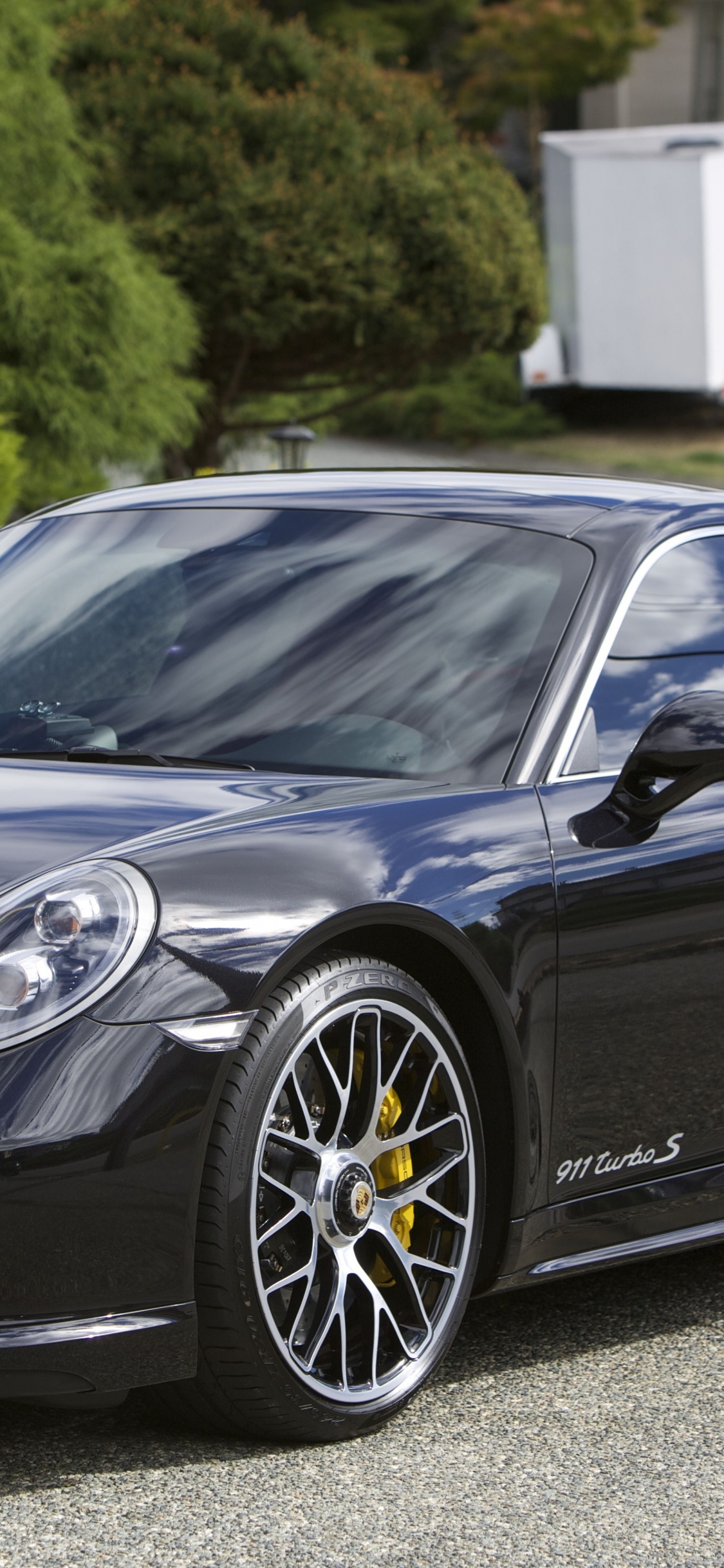 Porsche 911 Negro Estacionado en la Carretera de Asfalto Gris Durante el Día. Wallpaper in 1125x2436 Resolution