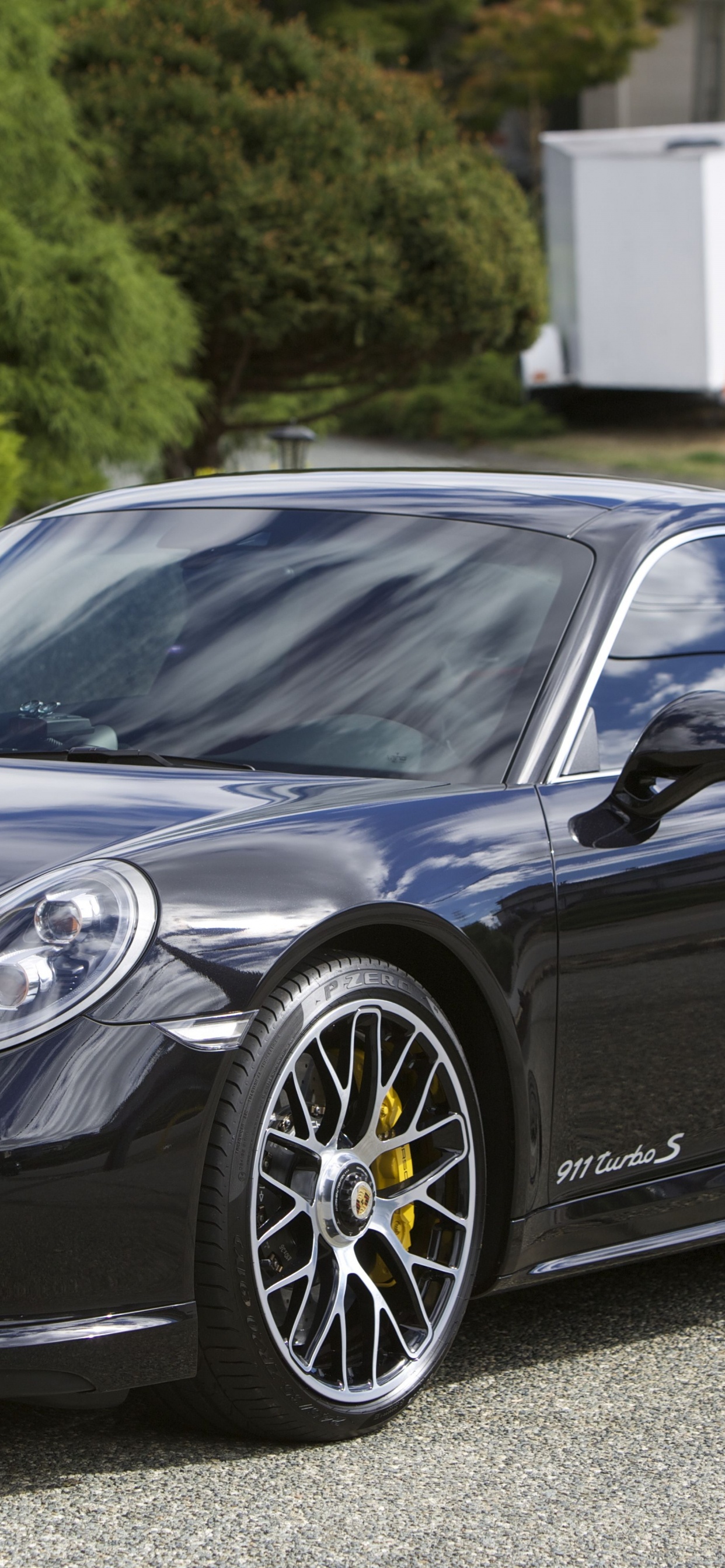 Porsche 911 Negro Estacionado en la Carretera de Asfalto Gris Durante el Día. Wallpaper in 1242x2688 Resolution