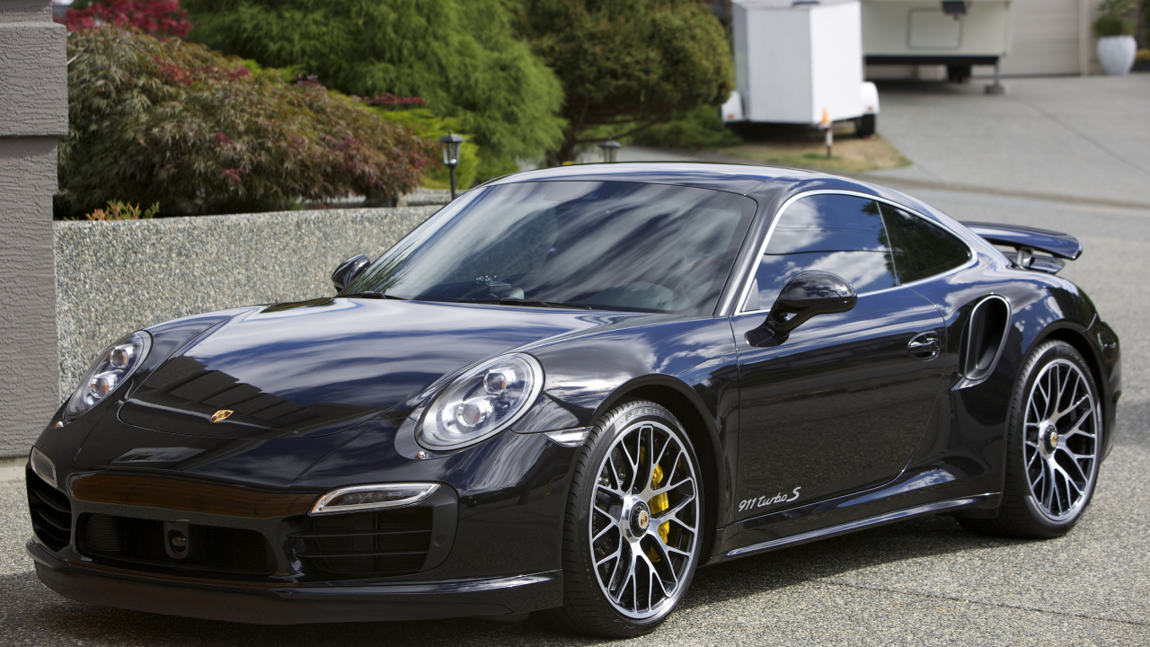 Porsche 911 Noire Garée Sur Une Route Goudronnée Grise Pendant la Journée. Wallpaper in 1280x720 Resolution