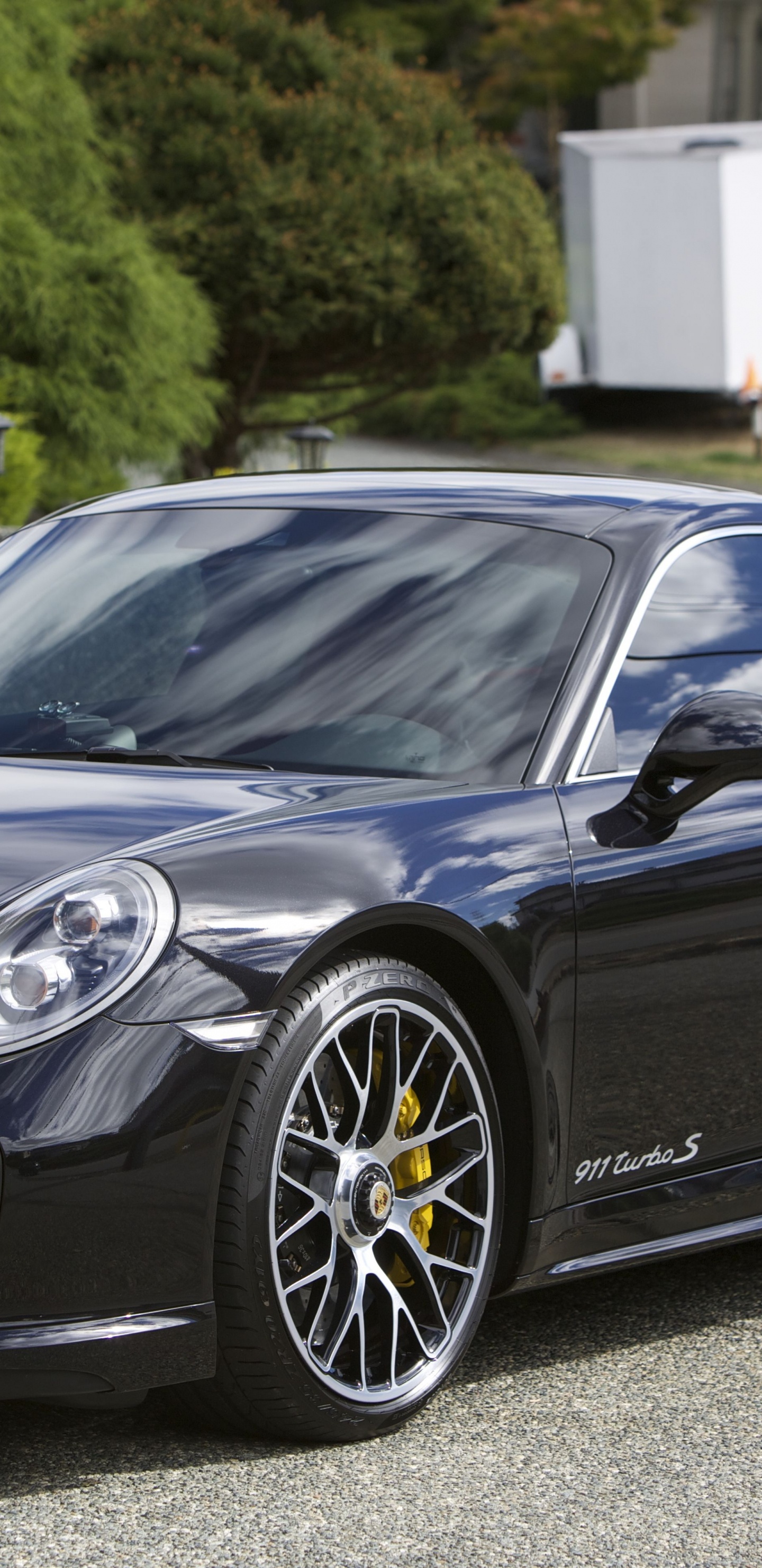 Porsche 911 Noire Garée Sur Une Route Goudronnée Grise Pendant la Journée. Wallpaper in 1440x2960 Resolution