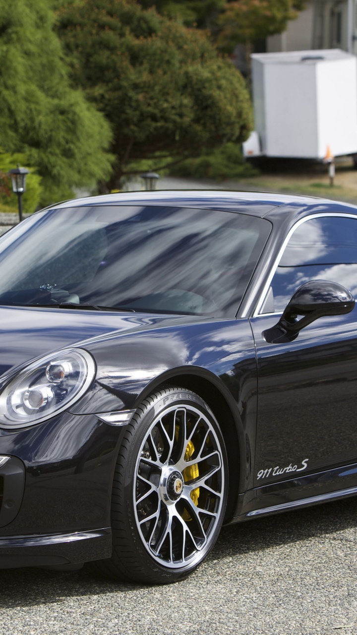Porsche 911 Noire Garée Sur Une Route Goudronnée Grise Pendant la Journée. Wallpaper in 720x1280 Resolution