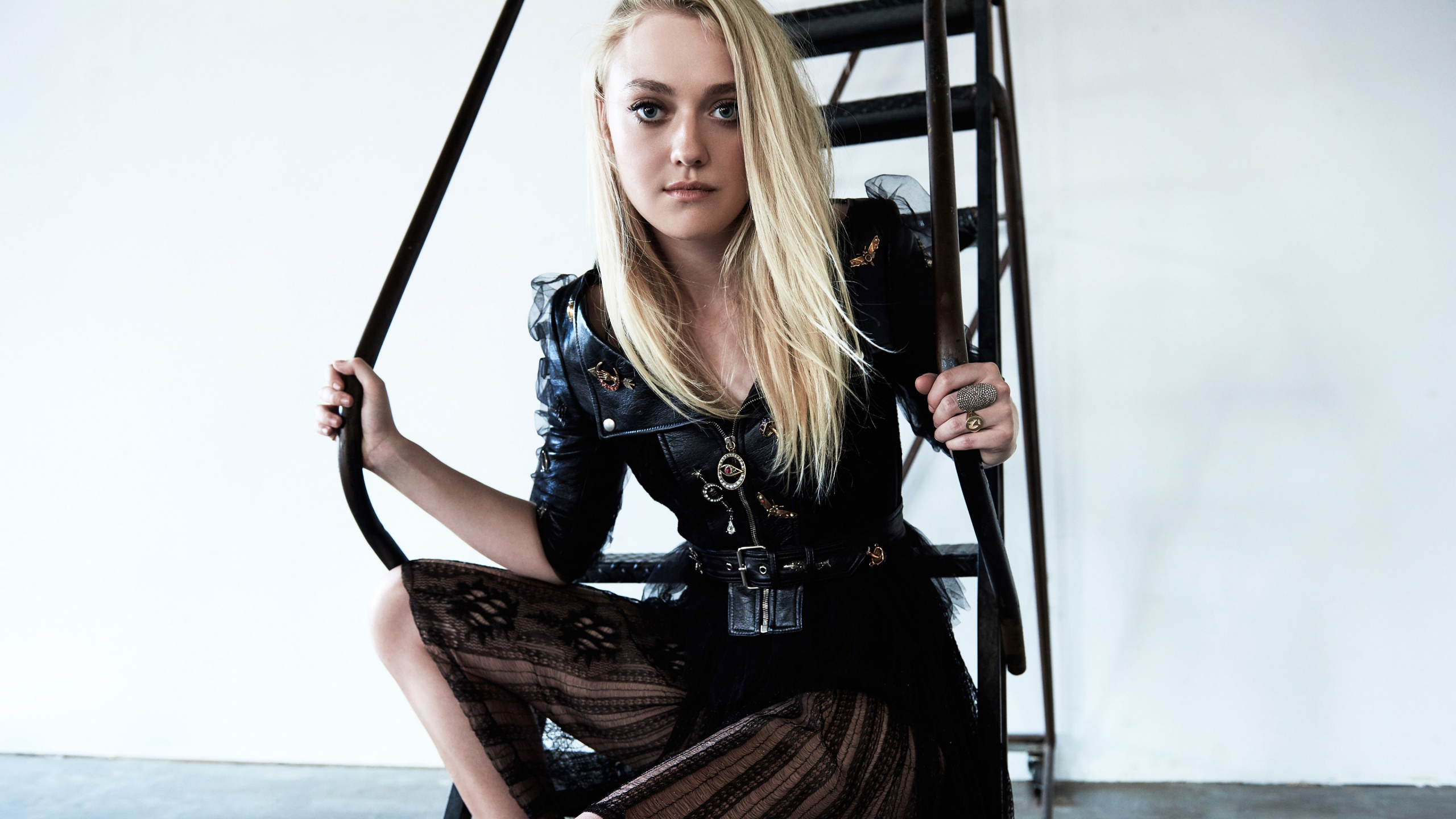 Dakota Fanning, Schauspieler, Haar, Schulter, Bein. Wallpaper in 2560x1440 Resolution