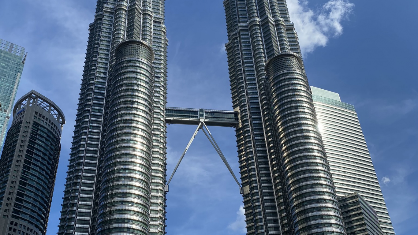 Petronas Towers, Kuala Lumpur, Malaysien, Petronas Twin Towers; Petronas Zwillingstürme, Tower Block. Wallpaper in 1366x768 Resolution