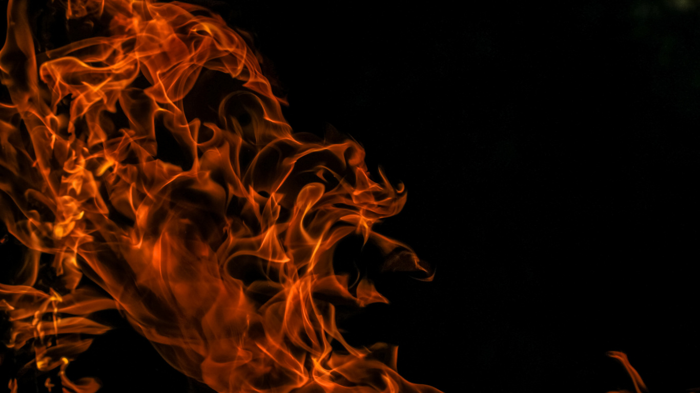 Oranges Feuer Auf Schwarzem Hintergrund. Wallpaper in 1366x768 Resolution