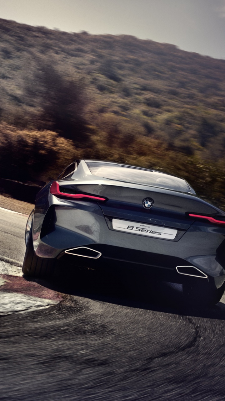 Schwarz-weißes Auto Tagsüber Unterwegs Road. Wallpaper in 720x1280 Resolution