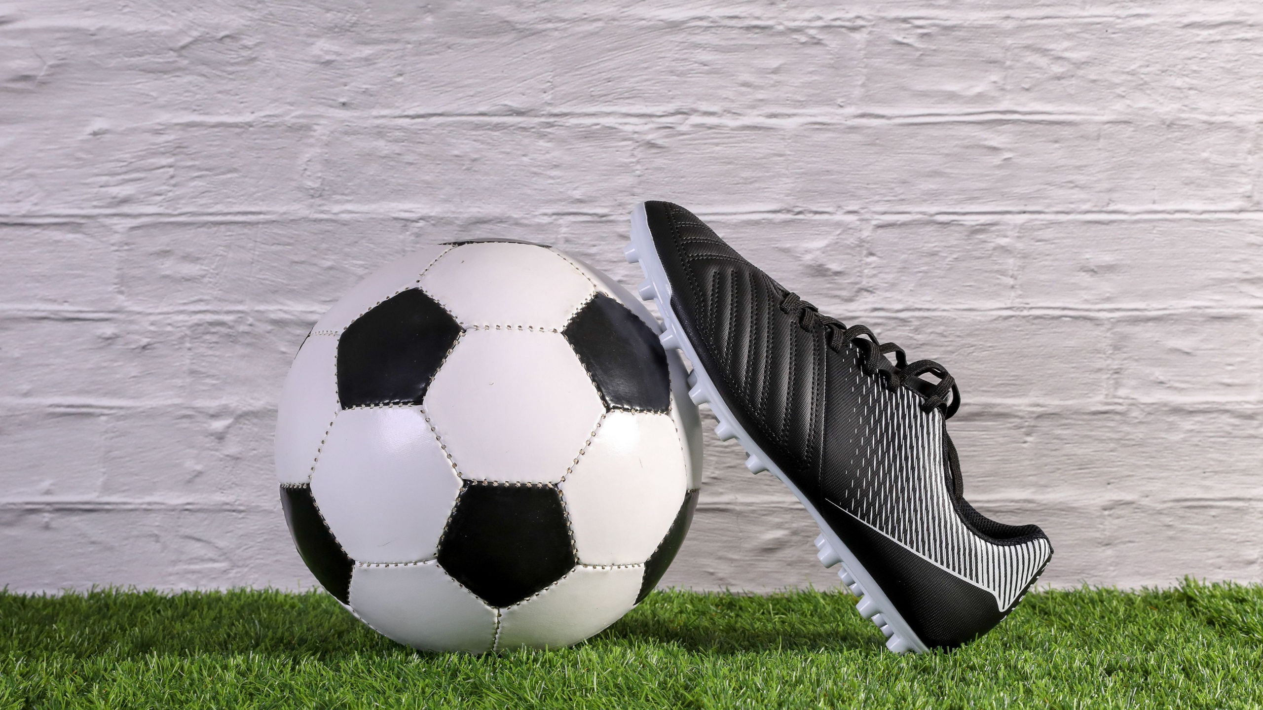 Grass, Premier League, Juventus f c, Ball, fc Barcelona. Wallpaper in 2560x1440 Resolution