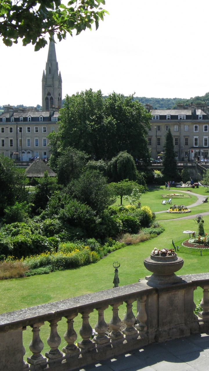 Menschen, Die Tagsüber Auf Einem Weg in Der Nähe Einer Grünen Wiese Gehen. Wallpaper in 720x1280 Resolution