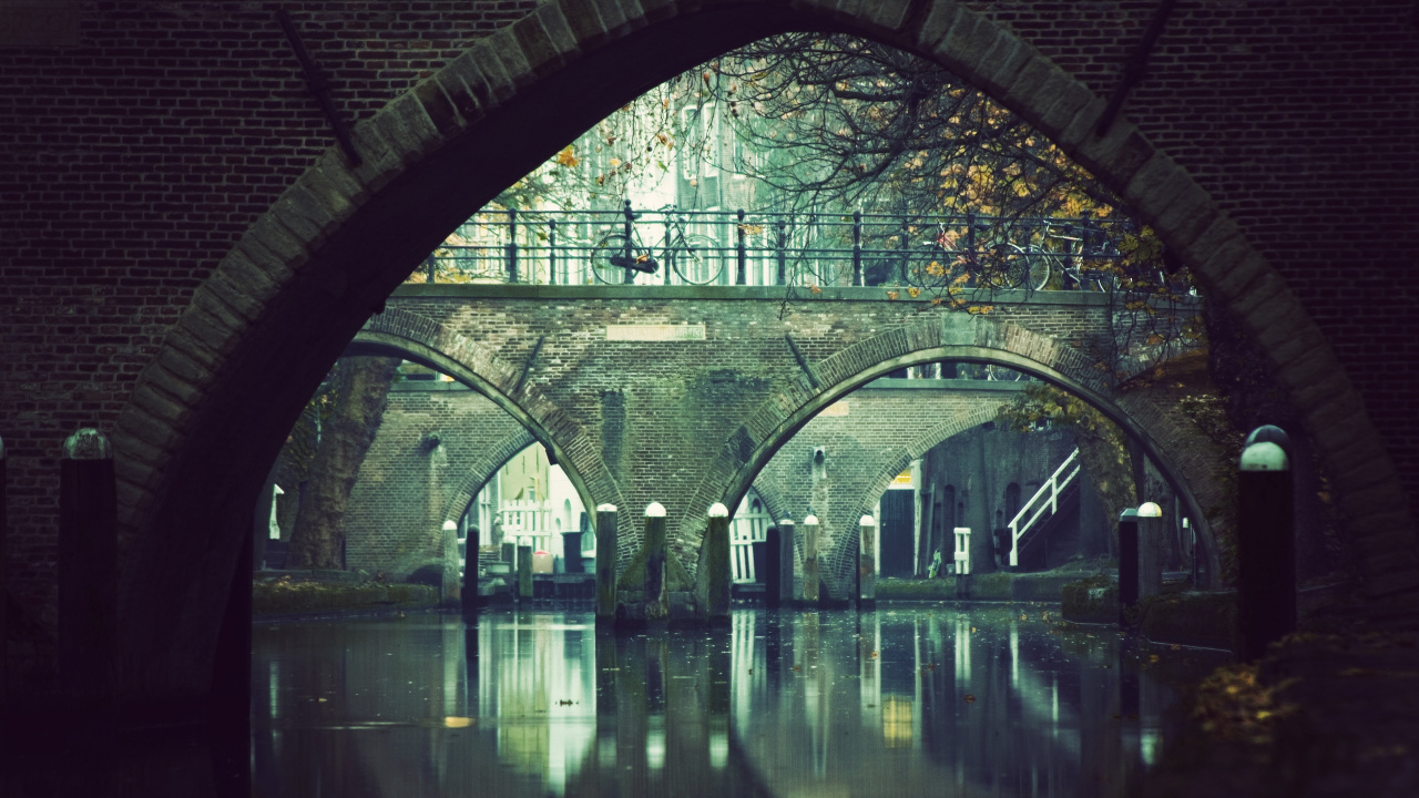 Braune Backsteinbrücke Über Den Fluss. Wallpaper in 1280x720 Resolution