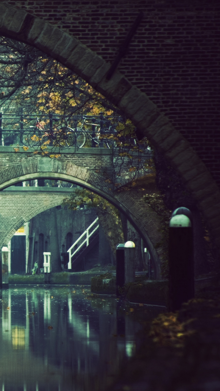 Brown Brick Bridge Over River. Wallpaper in 750x1334 Resolution