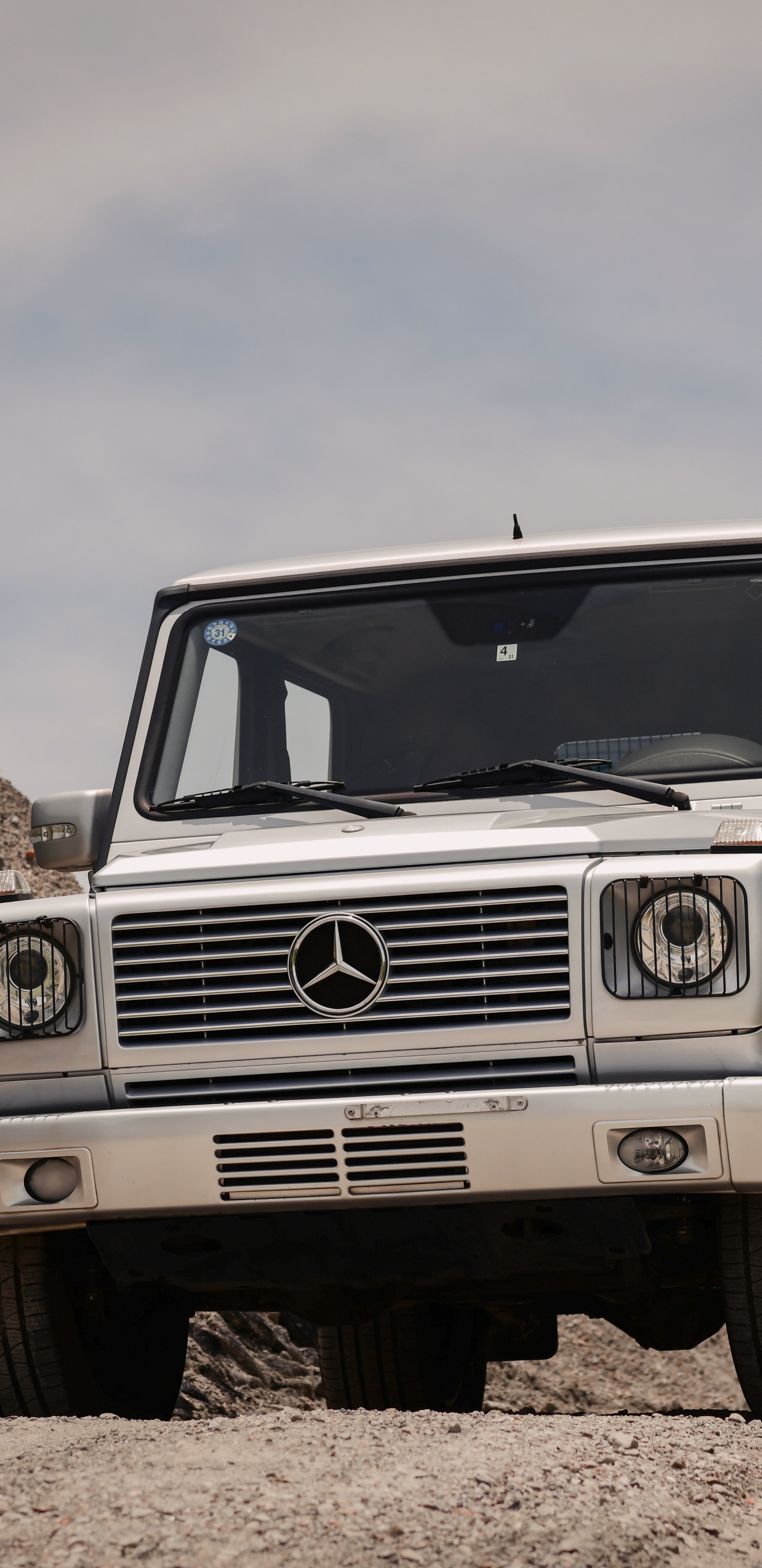 Weißer Jeep Wrangler Auf Braunem Felsigem Feld Unter Weißem Bewölktem Himmel Tagsüber. Wallpaper in 1440x2960 Resolution