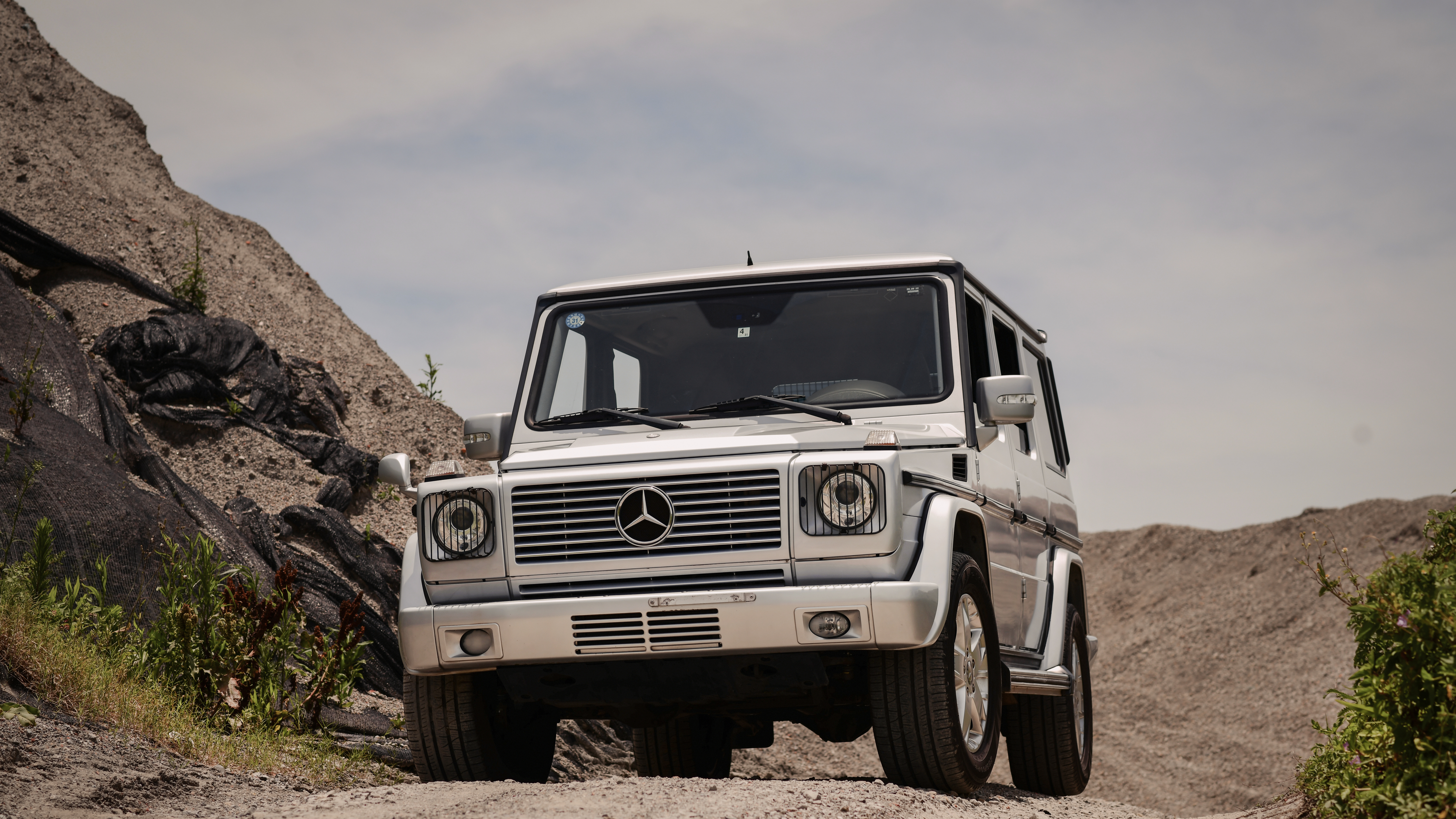Jeep Wrangler Blanco Sobre Campo Rocoso Marrón Bajo el Cielo Nublado Blanco Durante el Día. Wallpaper in 7680x4320 Resolution