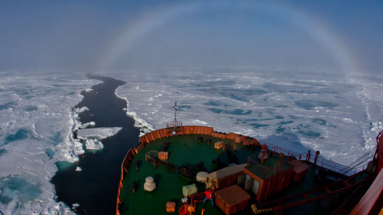 Red and Green Ship on Sea During Daytime. Wallpaper in 1280x720 Resolution