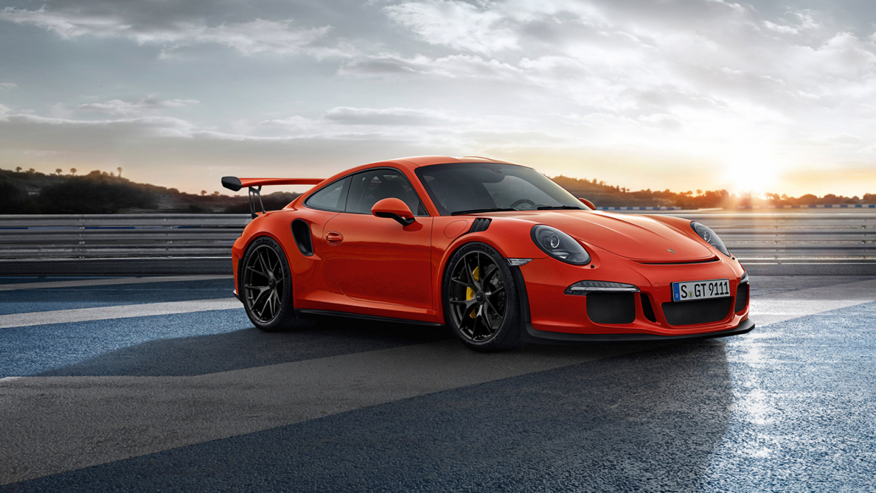 BMW m 3 Rouge Sur Route Sous Ciel Nuageux. Wallpaper in 1280x720 Resolution