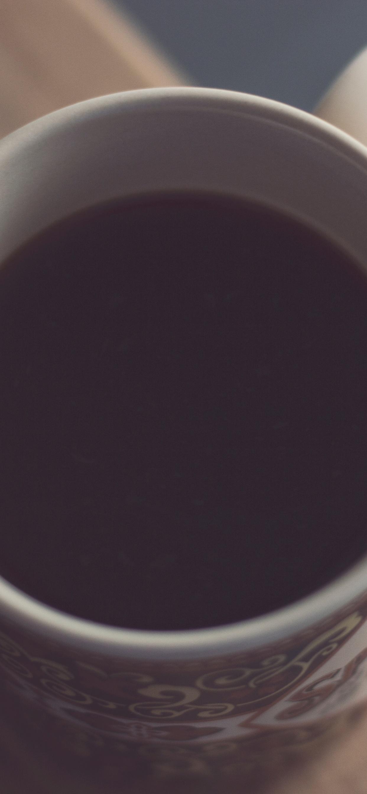 Mug en Céramique Blanche Sur Table en Bois Marron. Wallpaper in 1242x2688 Resolution