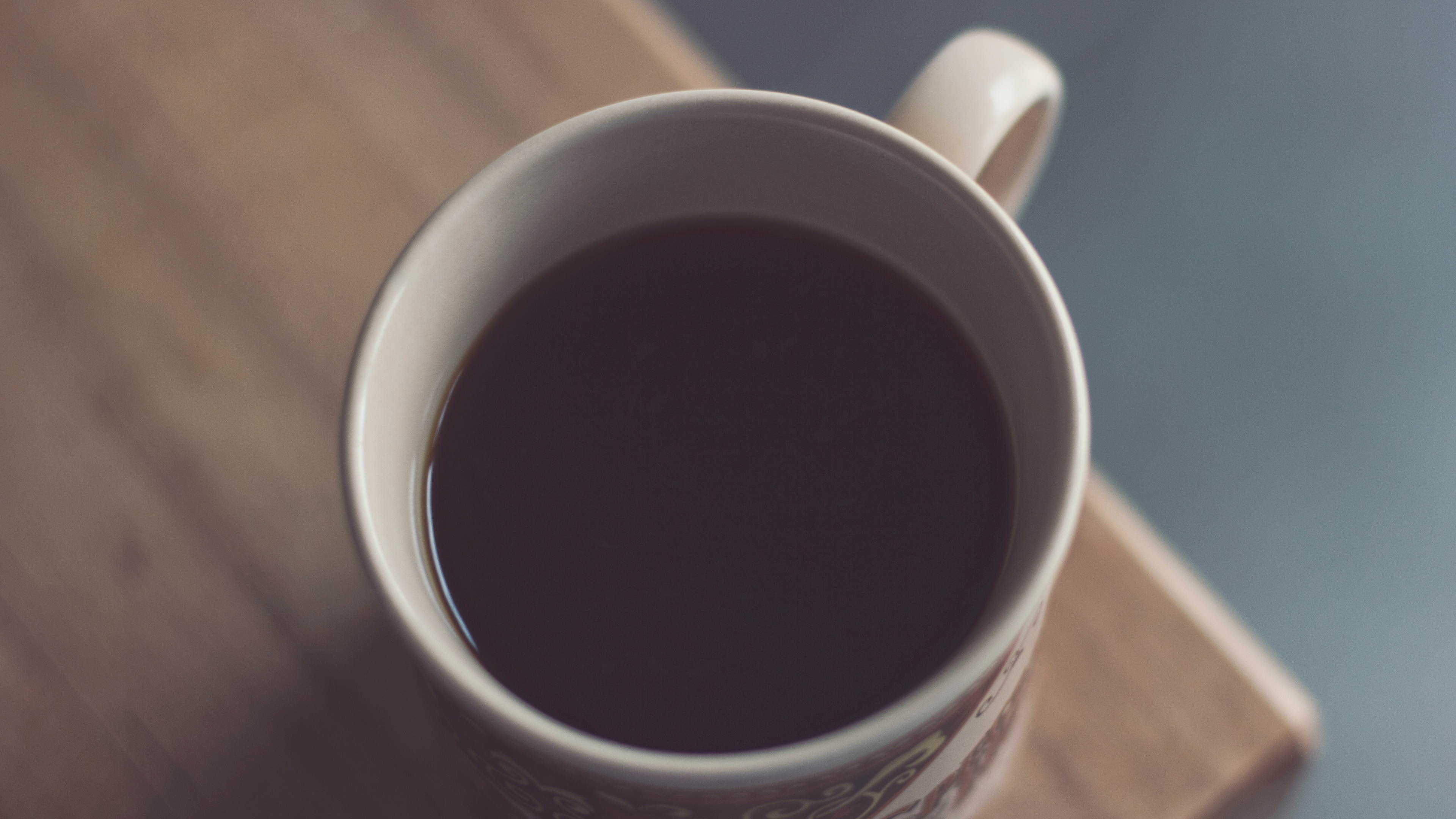 Mug en Céramique Blanche Sur Table en Bois Marron. Wallpaper in 3840x2160 Resolution