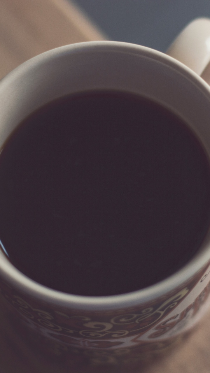 Mug en Céramique Blanche Sur Table en Bois Marron. Wallpaper in 720x1280 Resolution