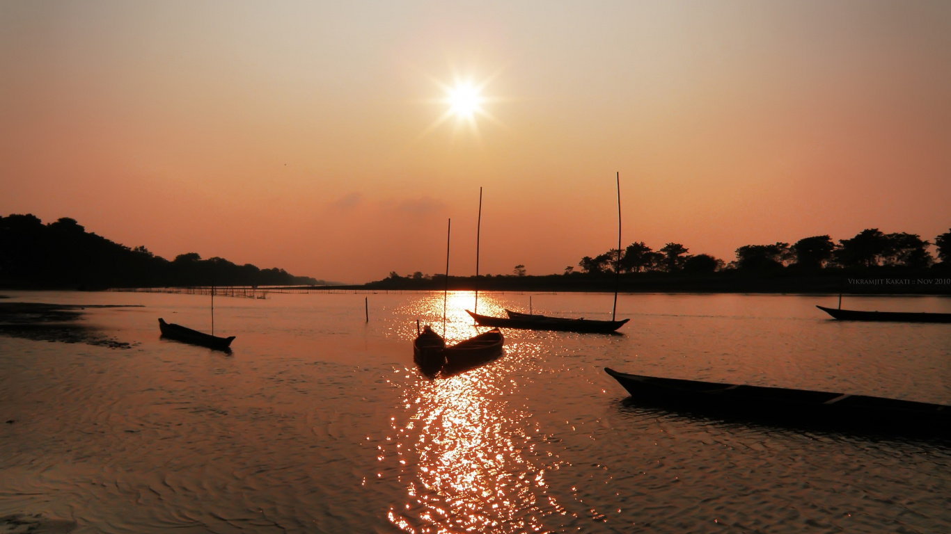 Silueta de Barco Sobre el Agua Durante la Puesta de Sol. Wallpaper in 1366x768 Resolution