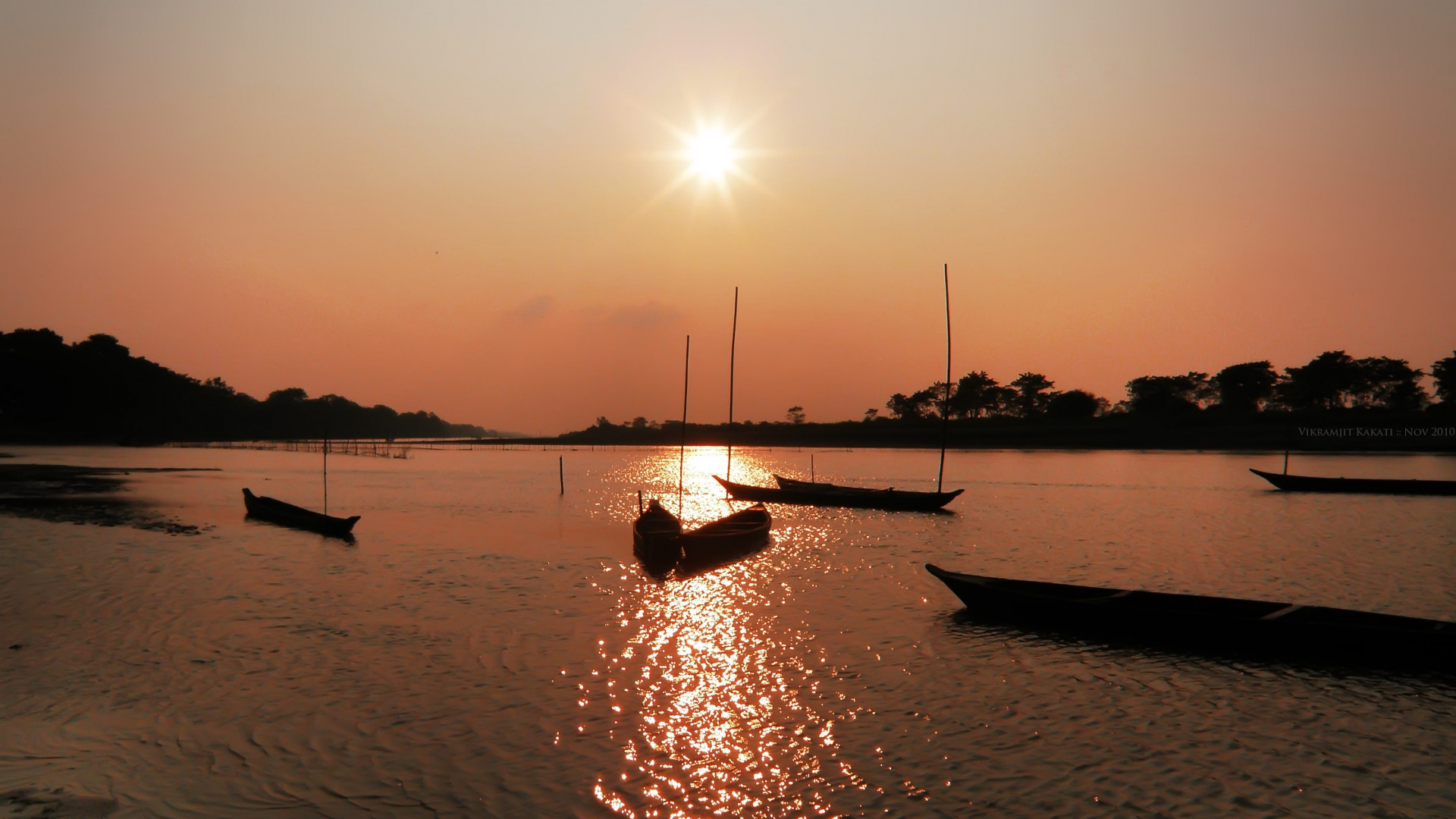 Silhouette de Bateau Sur L'eau Pendant le Coucher du Soleil. Wallpaper in 1920x1080 Resolution