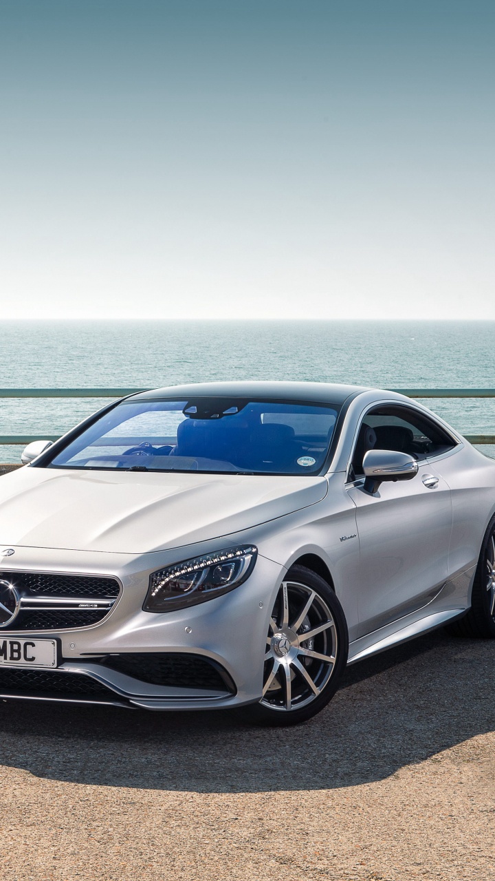 Silbernes Mercedes-Benz-Coupé, Das Tagsüber Auf Braunem Sand in Der Nähe Des Meeres Geparkt Ist. Wallpaper in 720x1280 Resolution