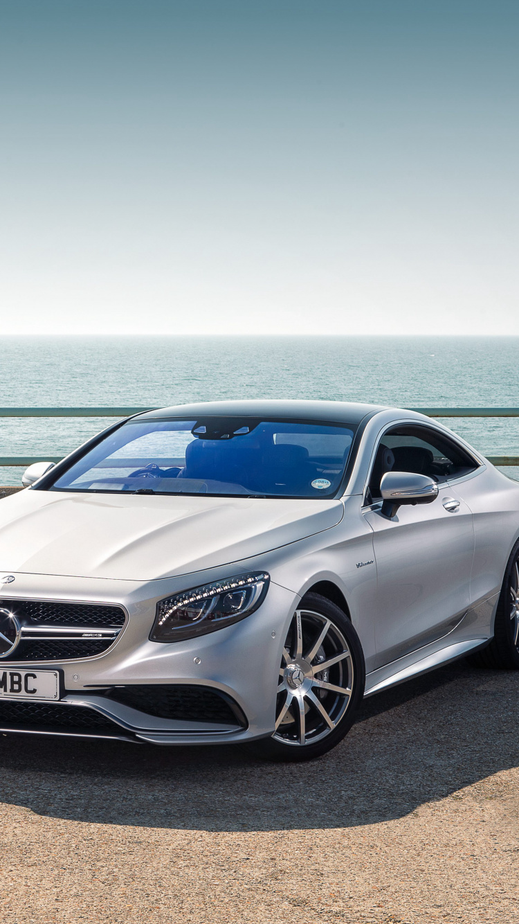 Silbernes Mercedes-Benz-Coupé, Das Tagsüber Auf Braunem Sand in Der Nähe Des Meeres Geparkt Ist. Wallpaper in 750x1334 Resolution