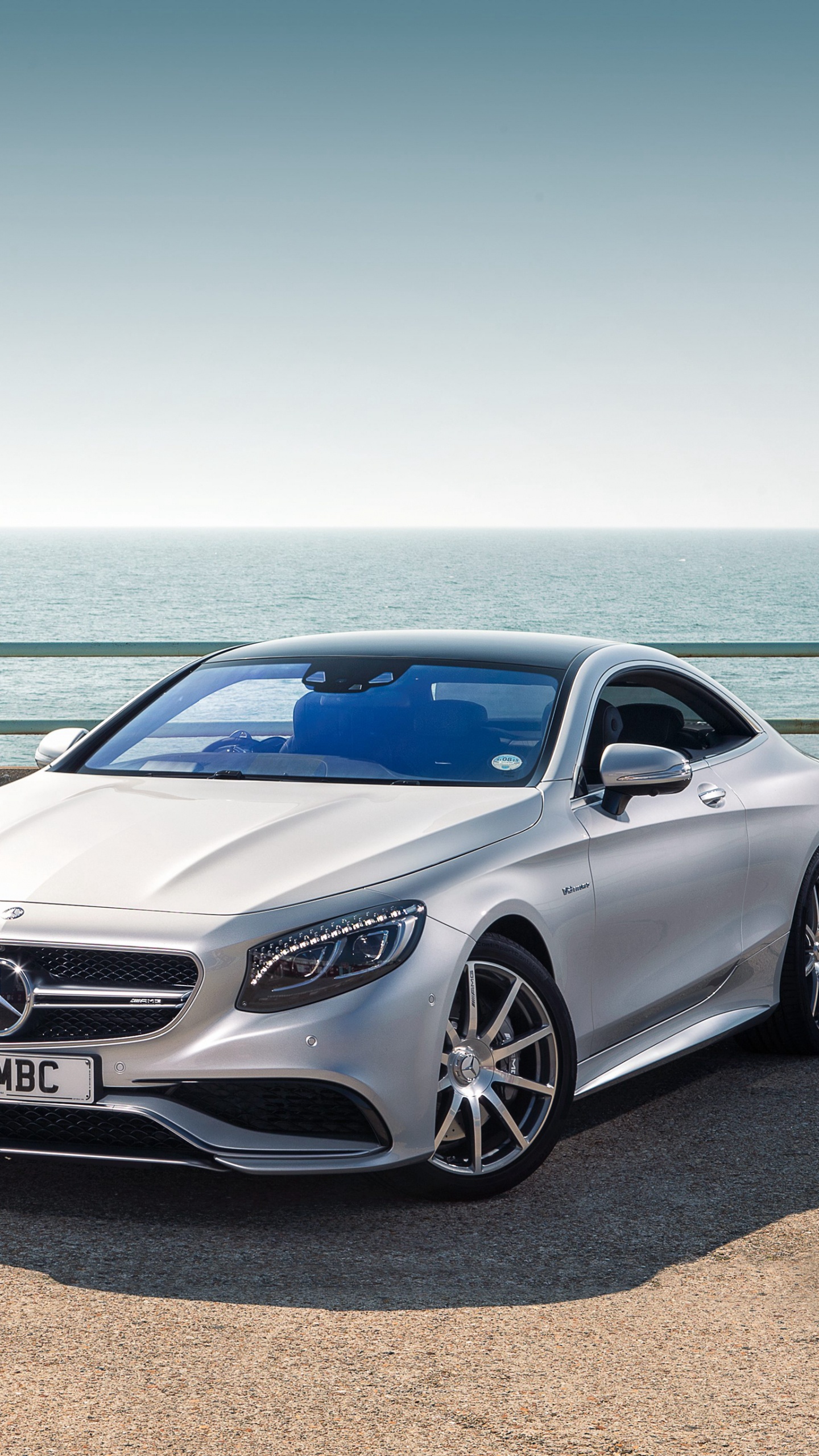 Silver Mercedes Benz Coupé Garé Sur du Sable Brun Près de la Mer Pendant la Journée. Wallpaper in 1440x2560 Resolution