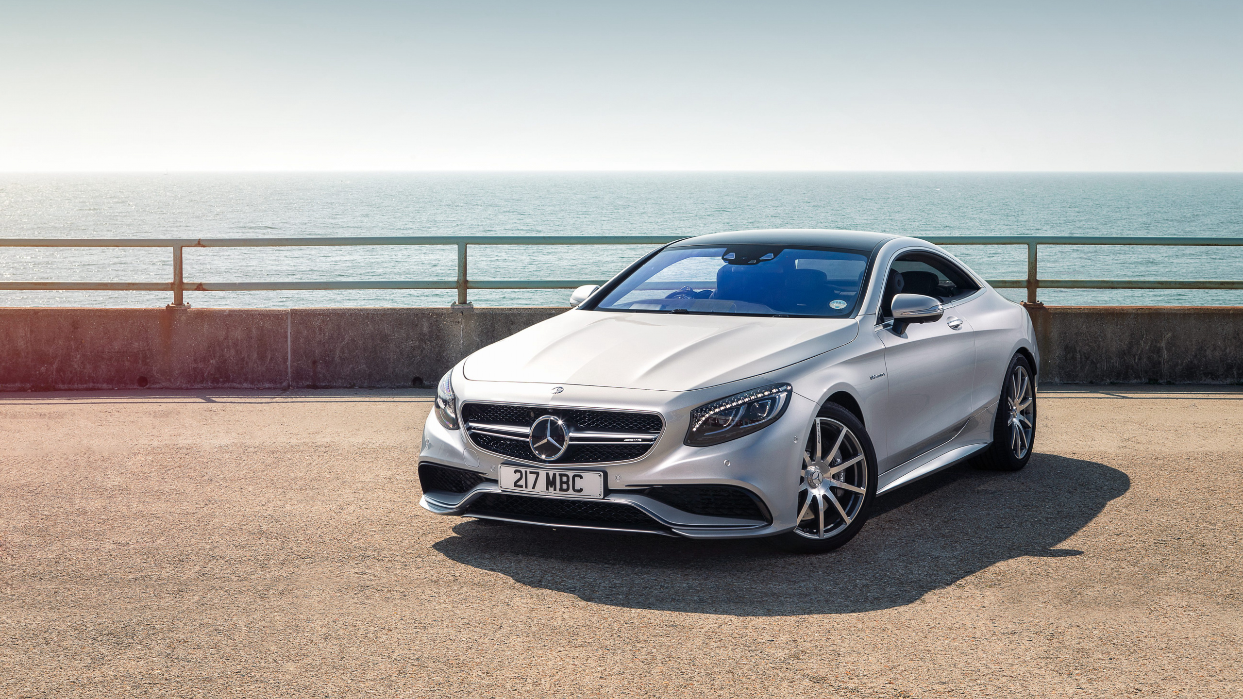 Silver Mercedes Benz Coupé Garé Sur du Sable Brun Près de la Mer Pendant la Journée. Wallpaper in 2560x1440 Resolution